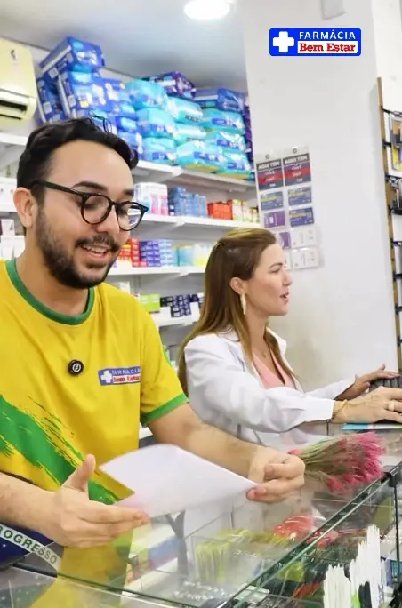 Equipe da Farmácia Bem Estar atendendo no balcão