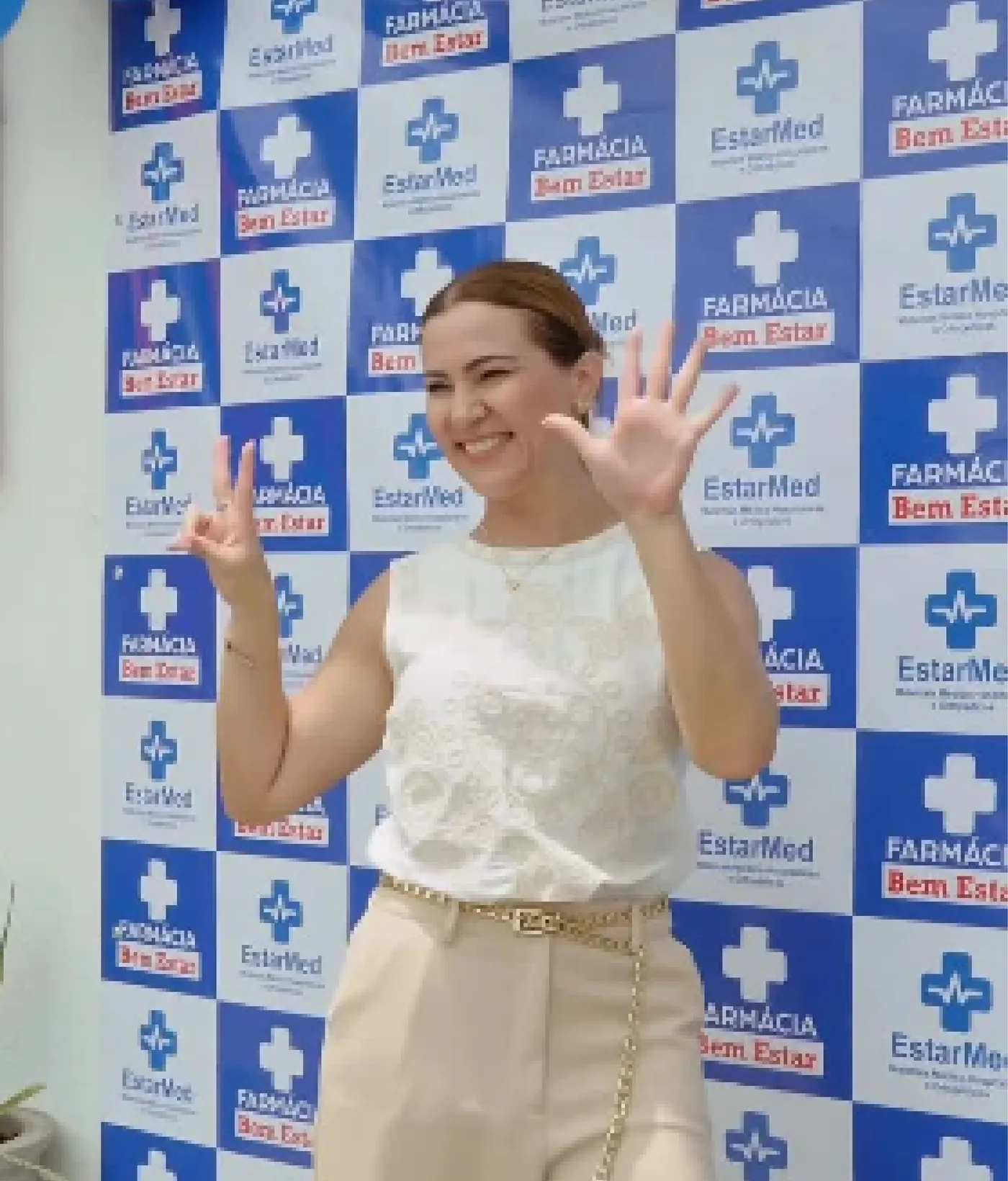 Farmacêutica Kamila Balreira comemorando aniversário da farmácia