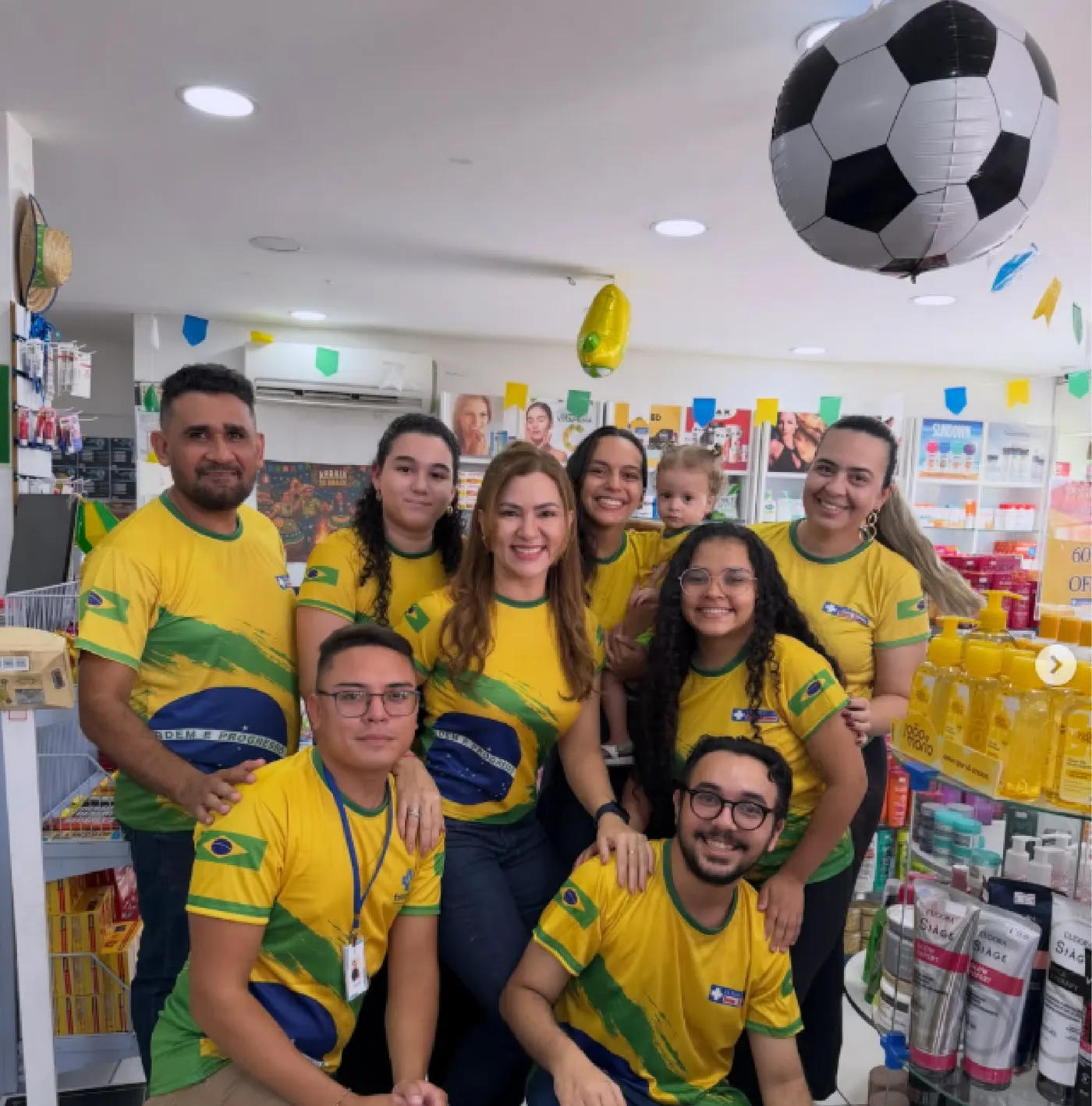 Equipe da Farmácia Bem Estar em clima de Copa do Mundo